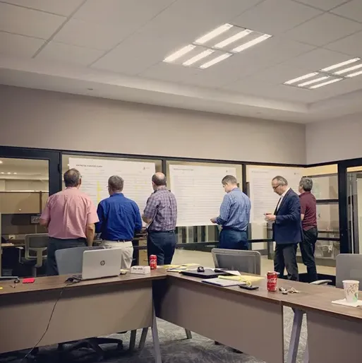 Equipo BlueWolf en una sesión de trabajo con clientes